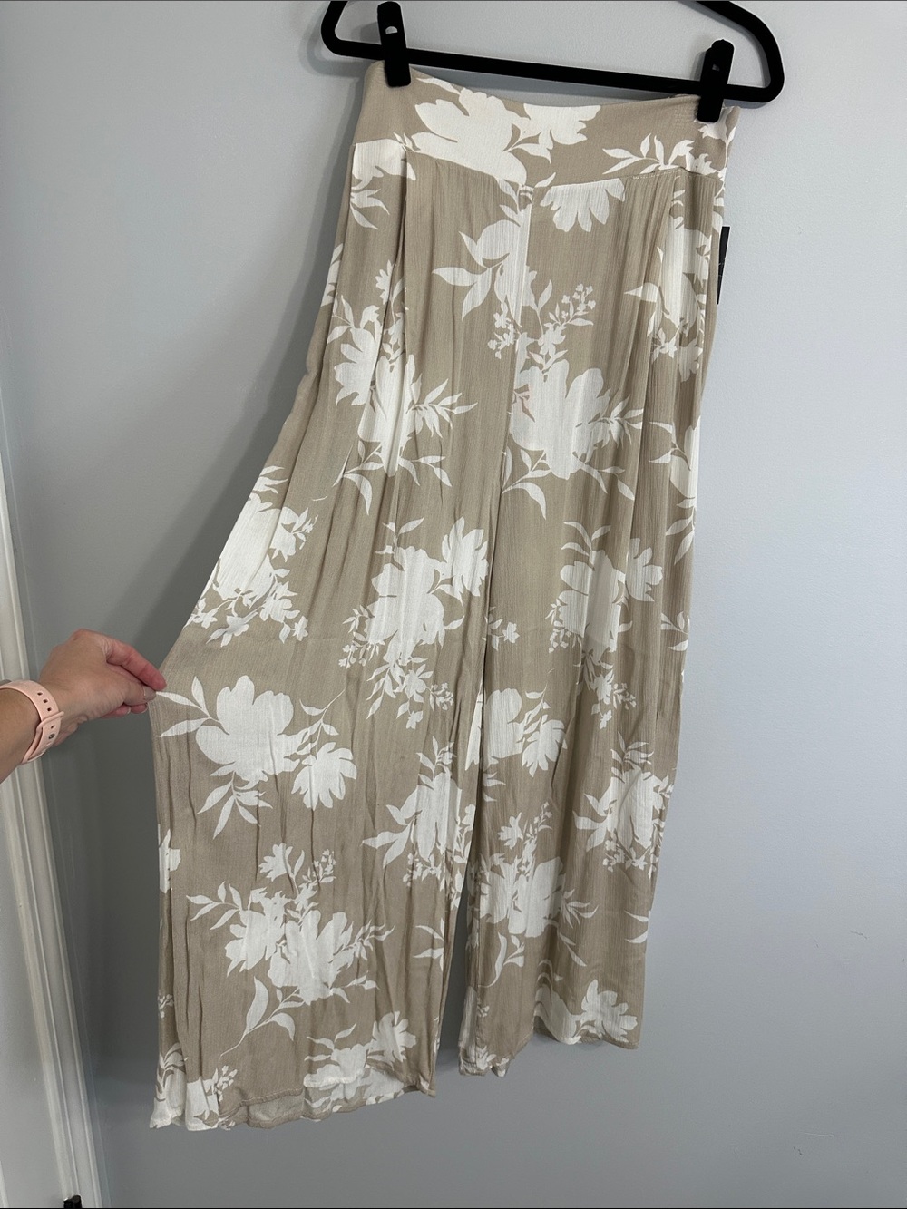 Ces Femme Beige Wide-Leg Pants with White Floral Print